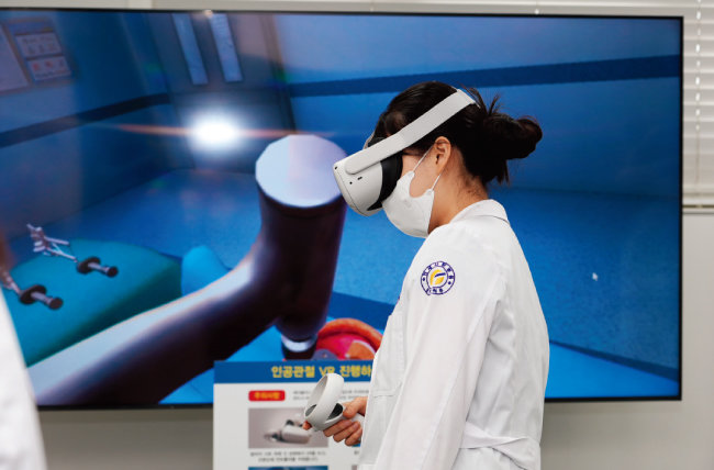 연세사랑병원은 아시아 최초로 가상현실(VR) 기술을 통해 무릎 인공관절 수술을 미리 체험해볼 수 있는 서비스도 개발했다.