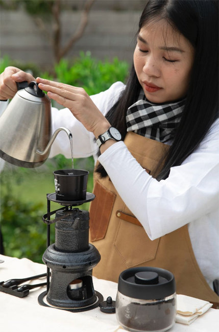 3월 28일 쭝웬 레전드 그룹(Trung Nguyen Legend Group·TNG)이 한국 사무소를 오픈했다.이를 기념해 열린 행사에서 베트남 전통 방식의 ‘핀 커피’가 만들어지는 모습.