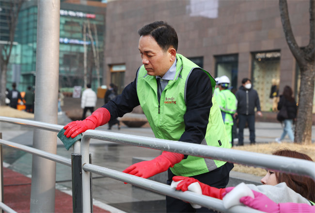 지난 3월 20일 클린강남서포터즈들과 강남구 일대를 청소하고 있는 조성명 구청장. [강남구청]