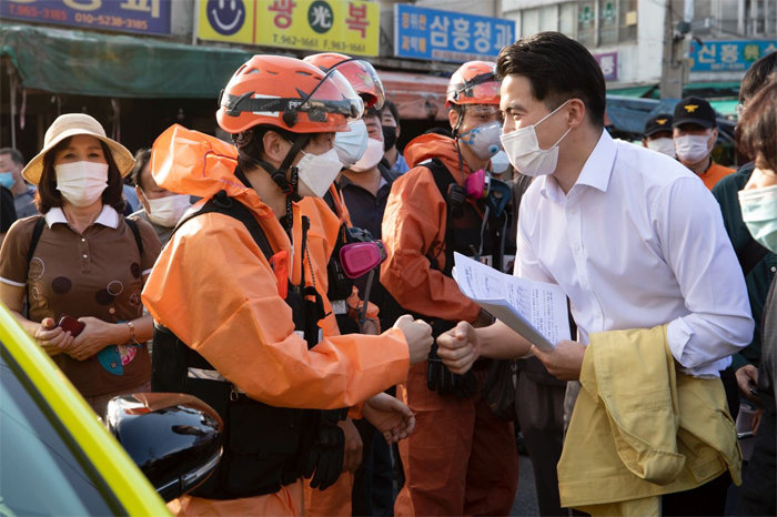 2020년 9월 22일 오영환 더불어민주당 의원이 서울 동대문구 청량리동 청과물시장 화재 현장에서 소방관들을 격려하고 있다. [지호영 기자]