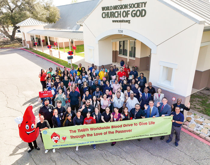 미국 TX 샌안토니오 하나님의 교회에서 전개된 ‘유월절사랑 생명사랑 헌혈릴레이’ 참여자들이 환하게 웃고 있다. 