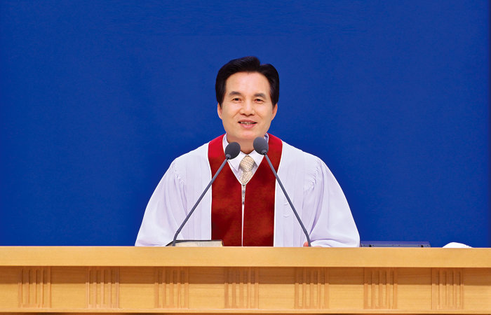 유월절 대성회 기념예배를 집전하는 하나님의 교회 총회장 김주철 목사.