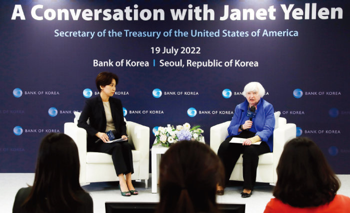 재닛 옐런 미국 재무부 장관은 지난해 7월 한국을 찾았을 당시 한국은행 여성 경제인들과 대화를 나눴다. 