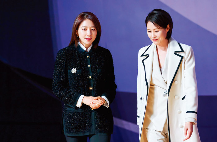 4월 11일 ‘퀸메이커’ 제작발표회에 참석한 김희애와 문소리.