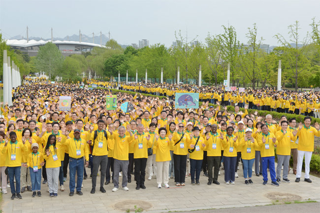 국제위러브유운동본부가 23일, 서울 월드컵공원 평화의광장에서 제24회 새생명 사랑 가족걷기대회를 개최했다. 장길자 회장과 각국 외교관 등 내빈들, 참가자들이 지구촌 가족들의 지속 가능한 행복을 위한 걸음을 함께 디뎠다.