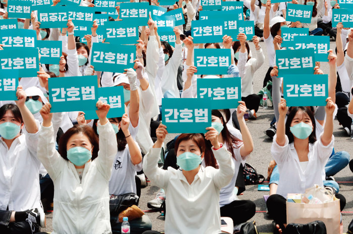 5월 12일 대한간호협회 소속 간호사들이 서울 세종대로에서 열린 국제간호사의 날 기념 집회에서 피켓을 들고 간호법 제정을 촉구하고 있다.