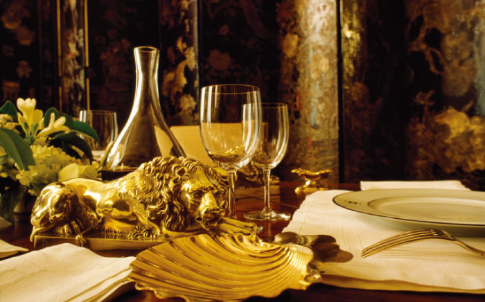 코코 샤넬의 거실에 놓인 황금사자상. 