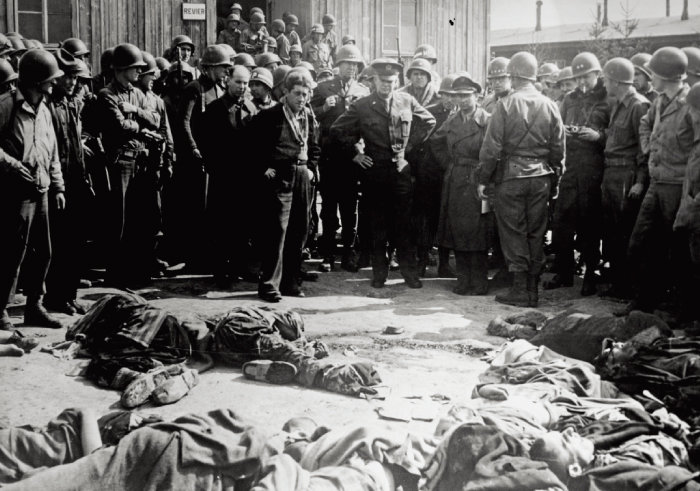 1945년 독일 튀링겐주의 나치 수용소에서 드와이트 아이젠하워 최고사령관을 비롯한 연합군이 처형된 수감자들을 보고 있다.