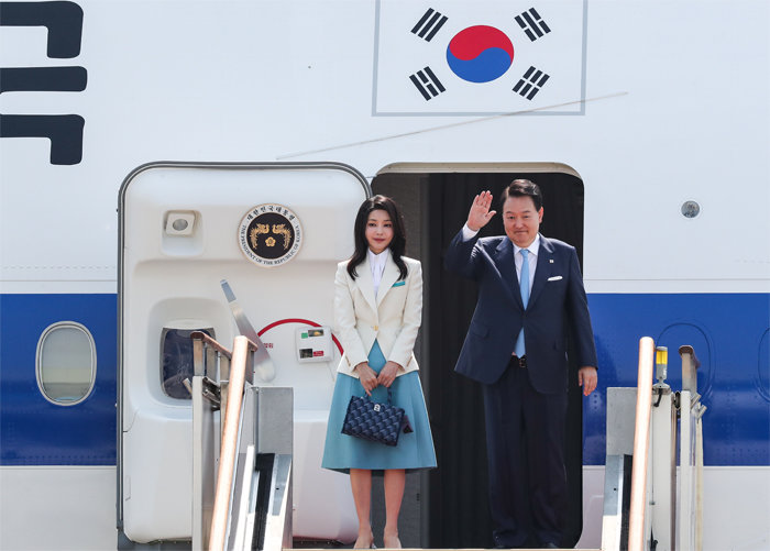 프랑스·베트남을 방문하는 윤석열 대통령과 김건희 여사가 19일 성남 서울공항에서 공군 1호기에 올라 손을 들어 인사하고 있다. 