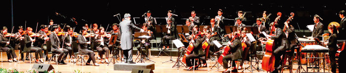 (왼쪽 위부터 시계 방향)페루 국립대극장에서 열린 ‘환경콘서트’에서 하나님의 교회 오케스트라의 한국과 페루 연주자들이 협연을 펼치고 있다.