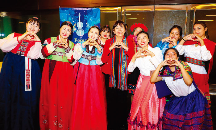 낸시 톨렌티노 가마라 여성취약계층부 장관이 한복을 차려 입은 ASEZ WAO 한국 회원들, 자국 전통의상을 입은 페루 회원들과 손하트를 보이고 있다. 