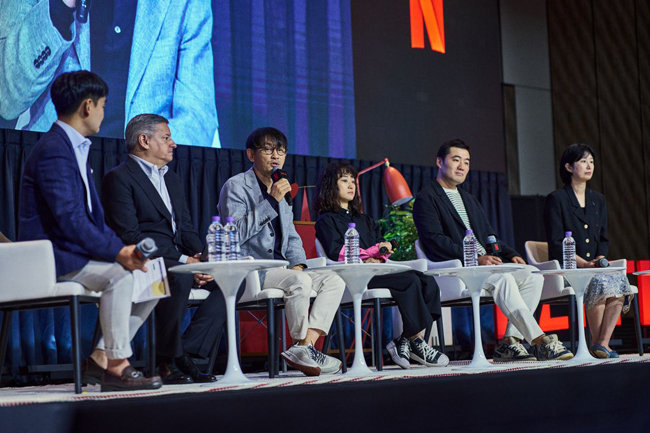 6월 22일 테드 서랜도스 넷플릭스 공동 최고경영자(왼쪽에서 두 번째)가 한국 제작 파트너와 함께 ‘한국 콘텐츠의 내일을 위해’를 주제로 대담을 나누고 있다.
