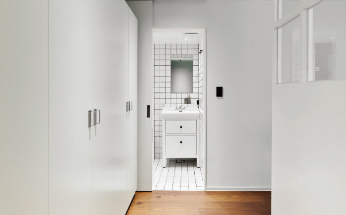 공간 효율을 위해 샤워 부스를 없애고, 슬라이딩 도어로 교체한 부부 욕실. 
