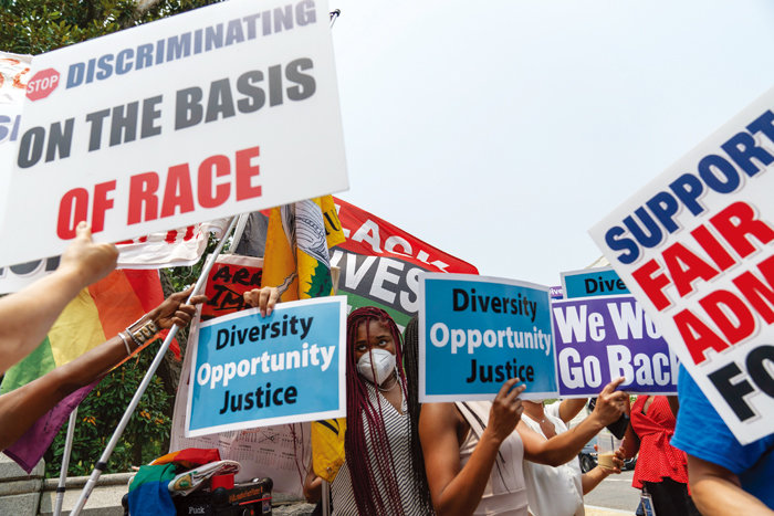 6월 29일 미국 연방대법원 앞에서 소수인종 우대 입학 위헌 결정에 항의 하는 사람들.