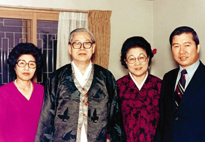 이희호 여사와 김대중 전 대통령이 정일형 의원, 이태영 변호사 부부(가운데)와 함께한 모습.