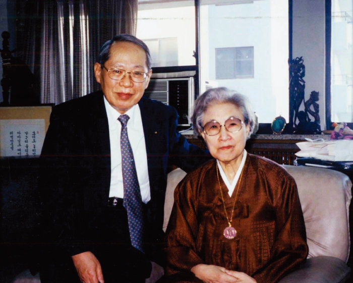 1995년 가정법률상담소 소장으로 대를 잇게 된 사위 김흥한 변호사와 장모 이태영 변호사.