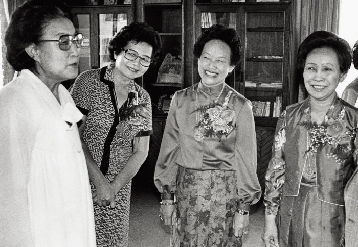 1982년 가정법률상담소를 찾은 태국여성변호사협회의 분야프라소프 회장 등이 이태영 소장(왼쪽)의 설명을 듣고 있다.
