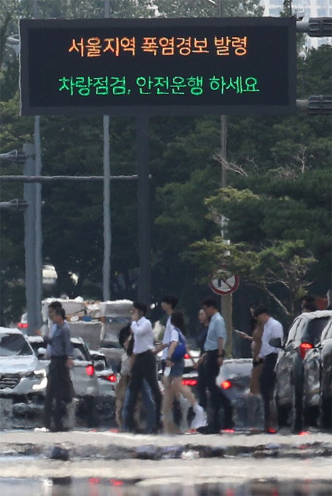 전국 대부분 폭염 경보가 발효된 8월 1일 서울 영등포구 여의대로 일대 아스팔트 위로 아지랑이가 피어오르고 있다.