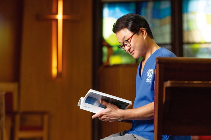 환자를 위한 기도는 곧 의사 자신을 위한 기도라고 말하는 김기준 교수.