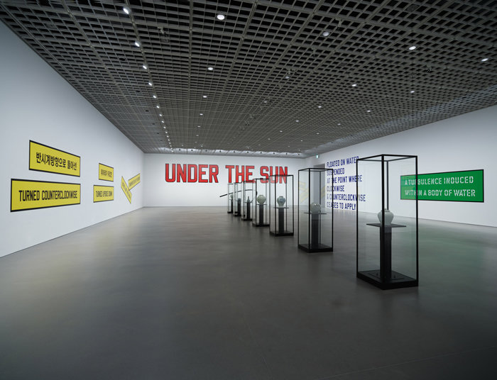 ‘LAWRENCE WEINER: UNDER THE SUN’ 전시회 전경 