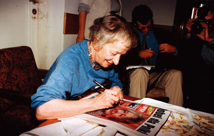 1996년 4월 비스와바 심보르스카가 자신의 노벨상 수상에 관한 기사를 보고 있다.