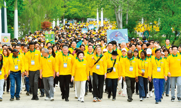 지난 4월 위러브유가 서울 월드컵공원 평화광장에서 개최한  ‘제24회 새생명 사랑 가족걷기대회’. 장길자 회장을 비롯한 각계각층 참가자들이 지구촌 가족의 지속 가능한 행복을 위한 걸음을 함께 디뎠다.