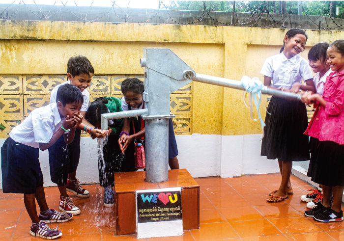 물 부족을 겪는 캄보디아 시엠레아프의 춘롱초등학교에 물 펌프가 설치되자, 깨끗한 물을 마실 수 있게 된 아이들이 기뻐하고 있다.