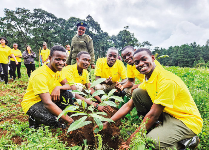 위러브유는 나무를 심어 탄소를 저감하는 ‘맘스가든’ 프로젝트를 전 세계에서 펼친다. 사진은 지난 5월, 케냐 나이로비 일대 회원들과 주민들이 묘목을 심는 모습.