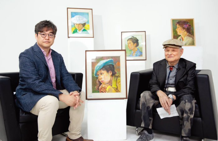 예술사학자 안현배 씨(왼쪽)와 1980년 ‘여성동아’ 표지화를 그린 장완 화백.