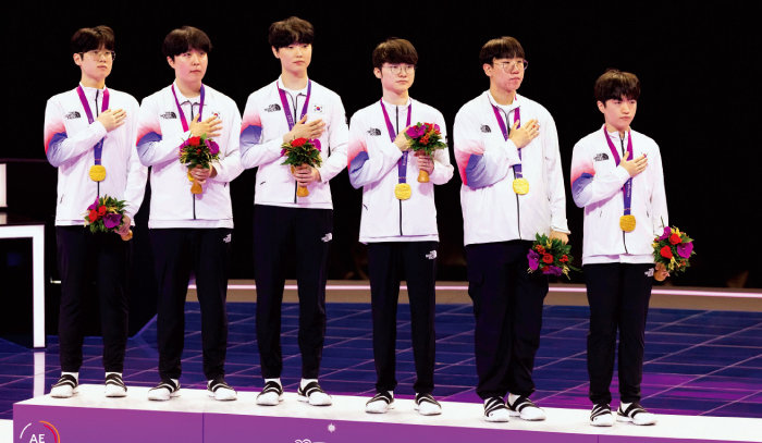 2022 항저우 아시안게임에서 금메달을 획득한 국가대표 팀.