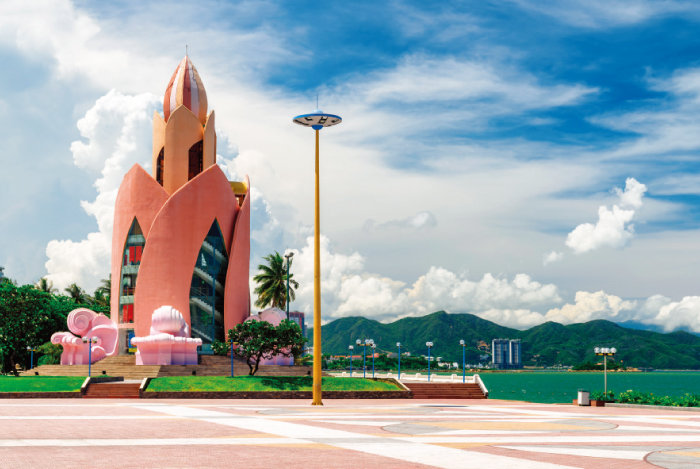 냐짱 해변의 핑크 타워.