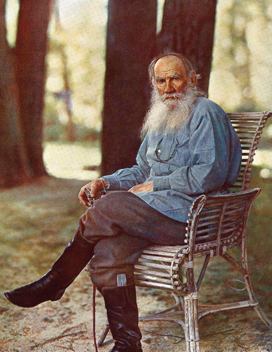 1908년 러시아 야스나야폴랴나에서 찍은 레프 톨스토이의 초상 사진.