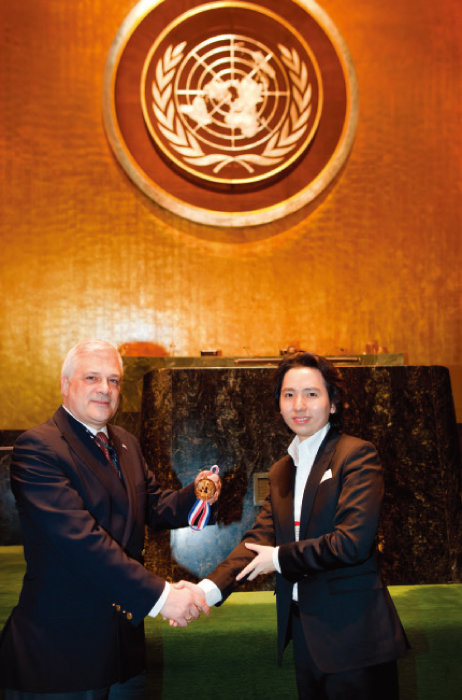 2010년 한국인 최초이자 역대 최연소로 뉴욕 국제연합본부에서 UN평화메달을 받았다.