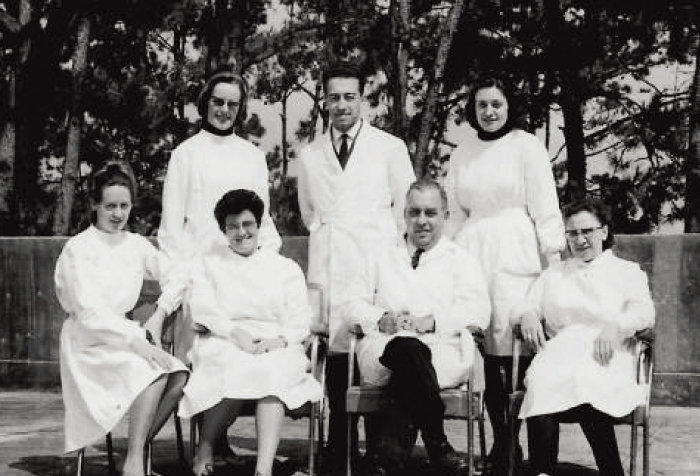 1970년 전남 고흥군 소록도병원에서 마리아네 슈퇴거 수녀(윗줄 오른쪽 첫 번째)와 마르가리타 피사레크 수녀(윗줄 왼쪽 첫 번째)가 의료진과 기념촬영을 하고 있다.