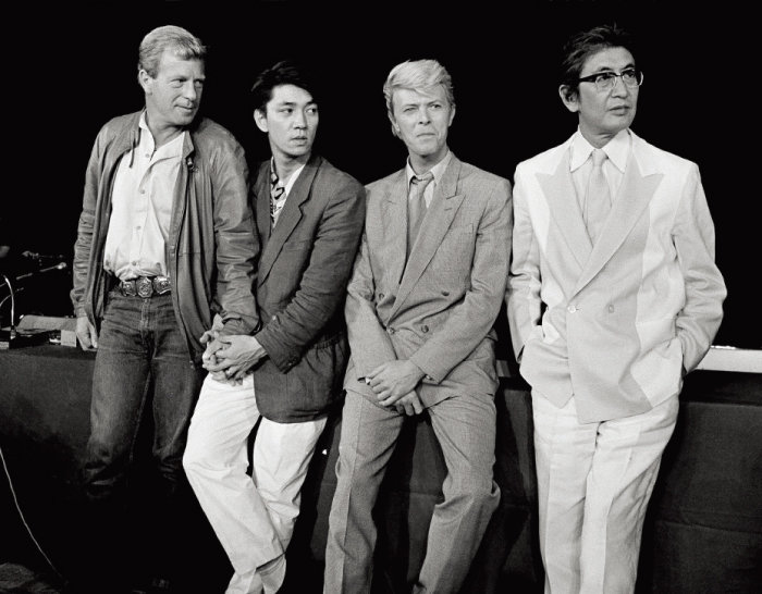 1983년 사카모토 류이치(왼쪽에서 두번째)는 ‘전장의 크리스마스’ 팀과 프랑스 파리에 방문했다. 
