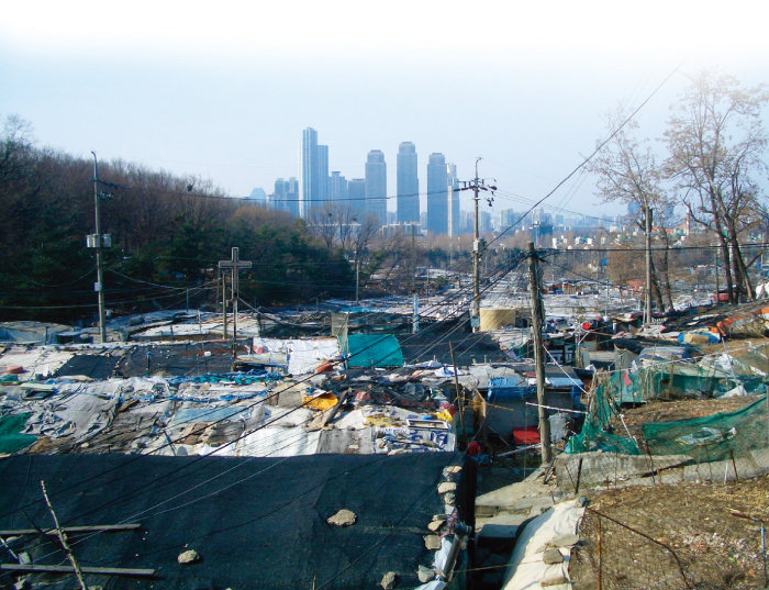 서울의 마지막 판자촌이라 불리는 구룡마을도 개발에 대한 기대감이 높아지고 있다.