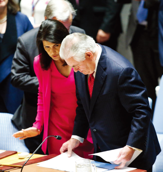 유엔 주재 미국 대사 시절 대북제재안을 결의하는 회의장에 핑크색 정장을 입고 등장한 니키 헤일리.