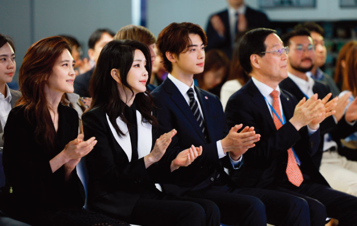  ‘K-관광협력단’ 출범식에 참석, 나란히 자리한 이부진 사장(왼쪽 끝)과 김건희 여사. 