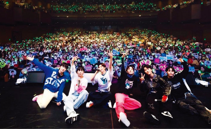 NCT 위시는 프리 투어 첫 공연지인 도쿄에서부터 8000명의 관객을 동원했다.