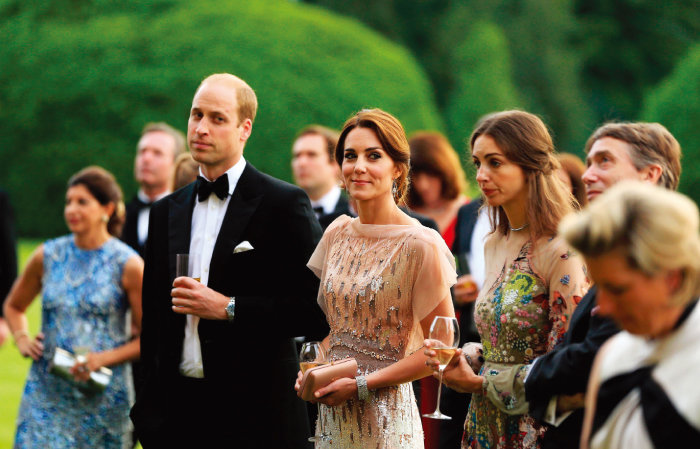 2016년 왕실 행사에 참석한 윌리엄 왕세자 부부와 로즈 한베리 후작부인(왼쪽 세 번째). 
케이트 미들턴이 두문불출한 이유가 항암치료 때문으로 알려지며 두 사람의 불륜설도 힘을 잃었다. 