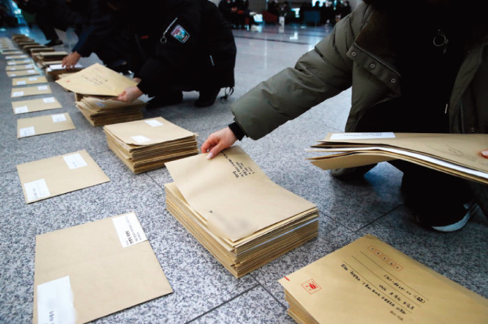 홍콩ELS 피해자 들이 국회의원에게 보낼 탄원서를 정리하는 모습. 