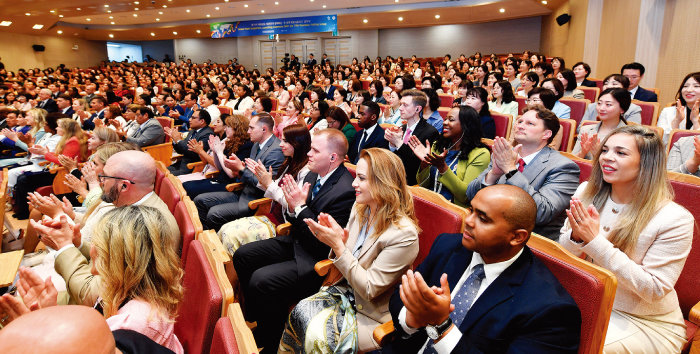 새예루살렘 판교성전에서 열린 ‘전 세계 희망서포터즈 발대식’에서 참가자들이 뜨겁게 호응하고 있다. 