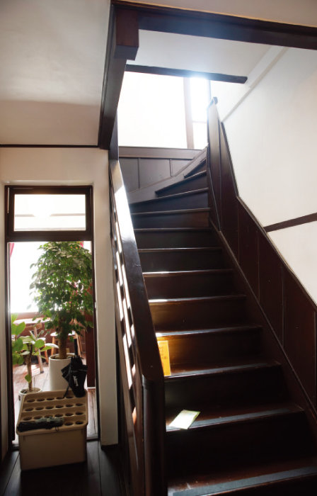 일본 가옥 특유의 몰딩 처리와 계단 등은 원래의 것을 그대로 유지하고 있다. 