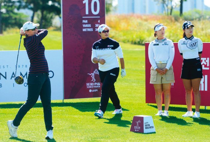 박세리는 재단을 통해 ‘박세리 & 안니카 인비테이셔널 아시아’ 대회를 개최하는 등 골프 유망주 발굴에 힘쓰고 있다. 사진은 2022년 ‘박세리 월드매치’에 함께한 박세리와 안니카 소렌스탐(맨 왼쪽). 