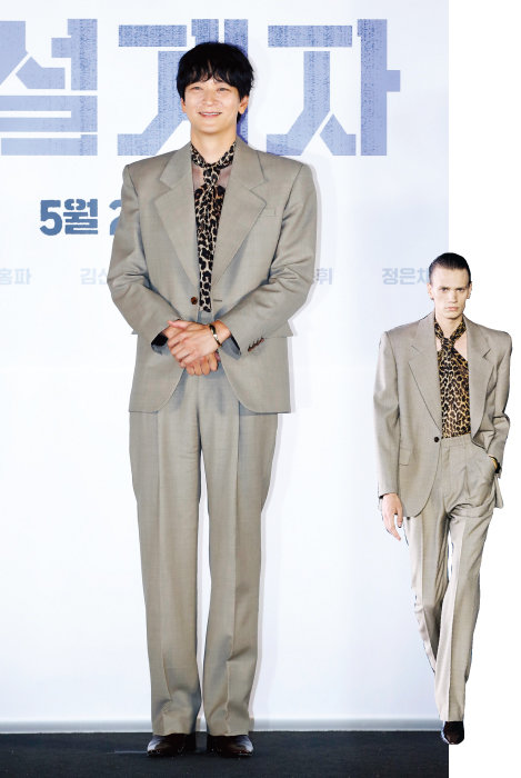 ‘설계자’ 제작보고회에서 홀터넥 블라우스를 입은 강동원(왼쪽)과 모델 착장 컷.