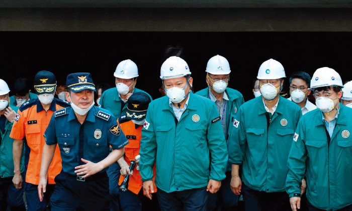 8월 14일 이상민 행정안전부 장관이 인천 아파트 지하주차장 전기차 화재 현장을 둘러보고 있다.