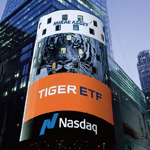 미국 뉴욕 타임스스퀘어 나스닥 전광판에 설치된 미래에셋 TIGER ETF 사이니지.  [미래에셋]