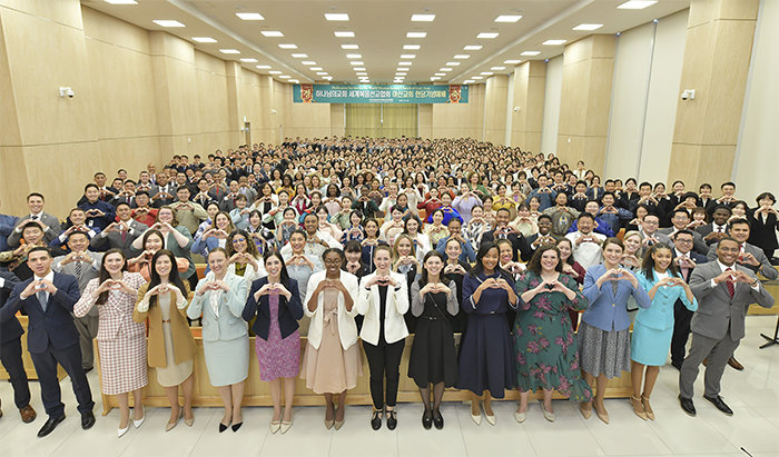 26일 아산 하나님의 교회 헌당식에 미국, 몽골, 일본 등지에서 방한한 80차 해외성도방문단이 함께해 축하를 나눴다.