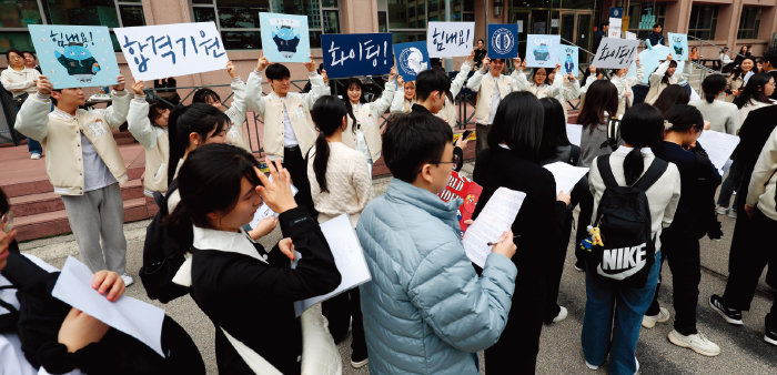 10월 27일 오후 서울 동대문구 한국외국어대학교 서울캠퍼스 2025학년도 수시모집 학생부종합전형 면접고사장 앞에서 재학생들이 응원을 하고 있다.