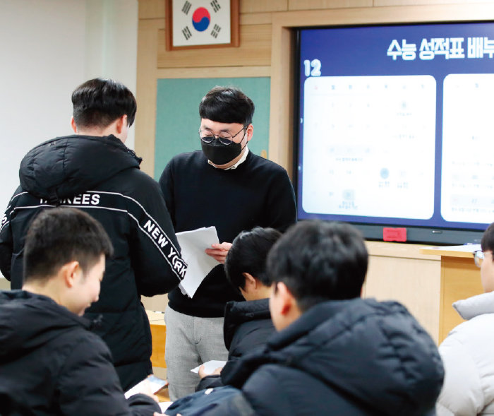 수능이 끝난 후 수능성적표를 배부받는 학생들